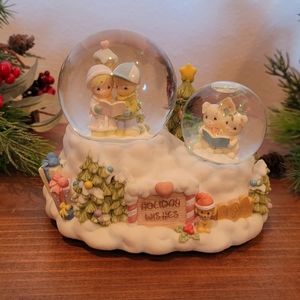 Precious Moments Christmas Caroling Musical Gliter Water Ball/Globe.